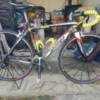 bici da corsa in carbonio