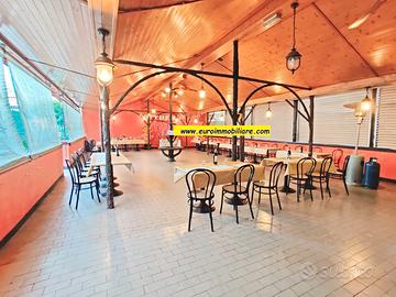 Locale commerciale con giardino