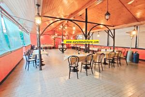 Locale commerciale con giardino