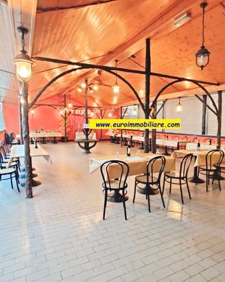 Locale commerciale con giardino