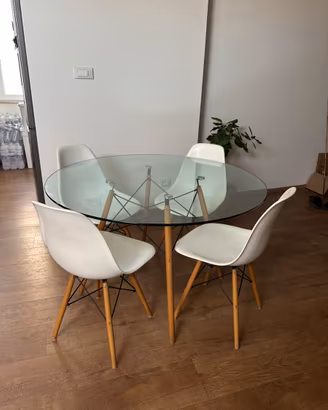 Tavolo in vetro con 4 sedie stile nordico