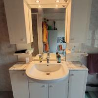 Mobile bagno con ripiano in marmo.