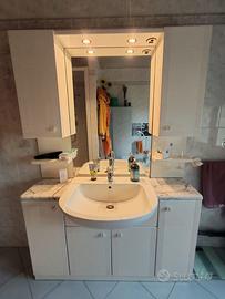 Mobile bagno con ripiano in marmo.