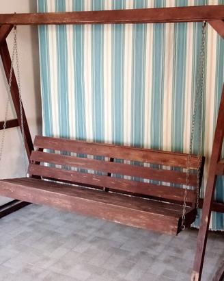 dondolo di legno