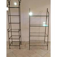 Coppia di scaffali in ferro con ripiani in vetro