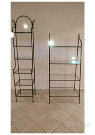 Coppia di scaffali in ferro con ripiani in vetro