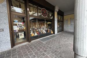 NEGOZIO A CINISELLO BALSAMO