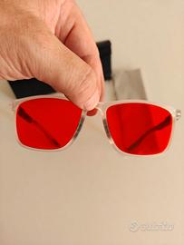 Occhiali a lenti rosse