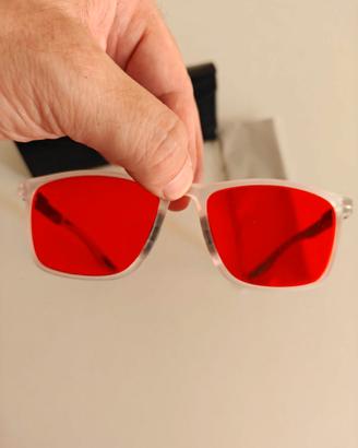 Occhiali a lenti rosse