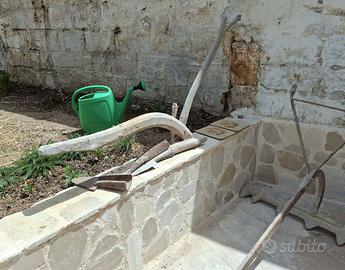 Attrezzi agricoli antichi in legno e ferro battuto