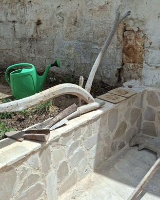 Attrezzi agricoli antichi in legno e ferro battuto