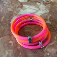 Braccialetto in gomma morbida fluo – Bimba