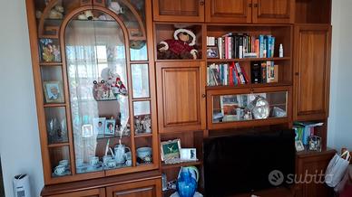Soggiorno in legno con tavolo e sedie