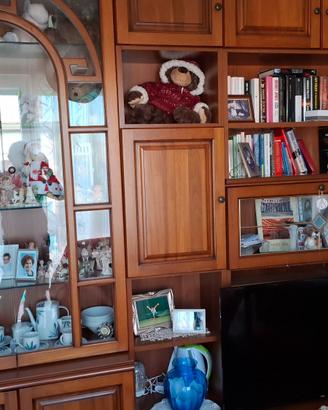 Soggiorno in legno con tavolo e sedie