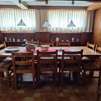 Tavolo legno completo di sedie e credenza