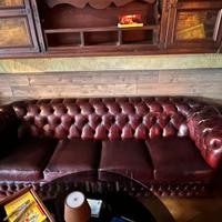 Divano Chesterfield 4 posti + 2 poltrone abbinate