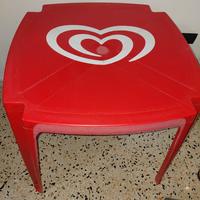 2 tavoli coca cola con 8  poltrocine