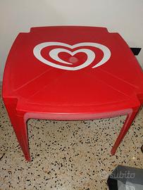 2 tavoli coca cola con 8  poltrocine