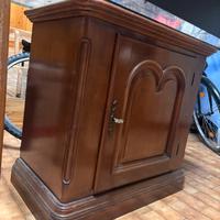 Mobiletto in legno massello in stile classico