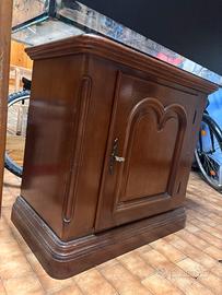 Mobiletto in legno massello in stile classico