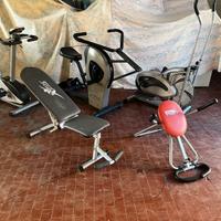 Attrezzatura da palestra cyclette, panca e altro