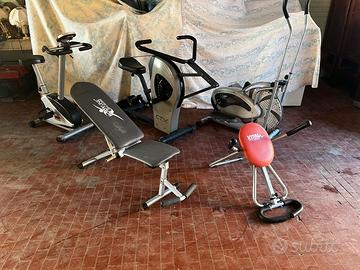 Attrezzatura da palestra cyclette, panca e altro