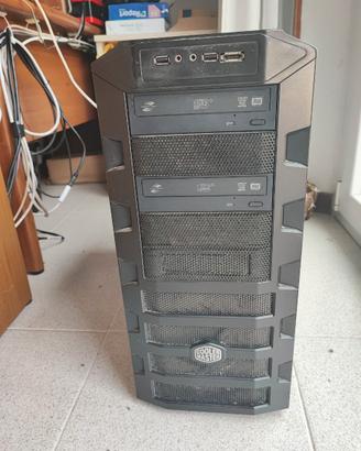 Computer fisso con monitor.