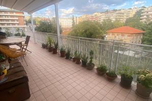 Ampio appartamento con terrazzo