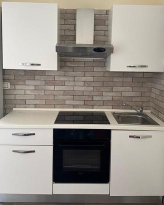 Cucina Composta Moderna Bianca e Legno