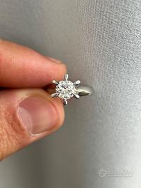 Anello platino con diamante naturale