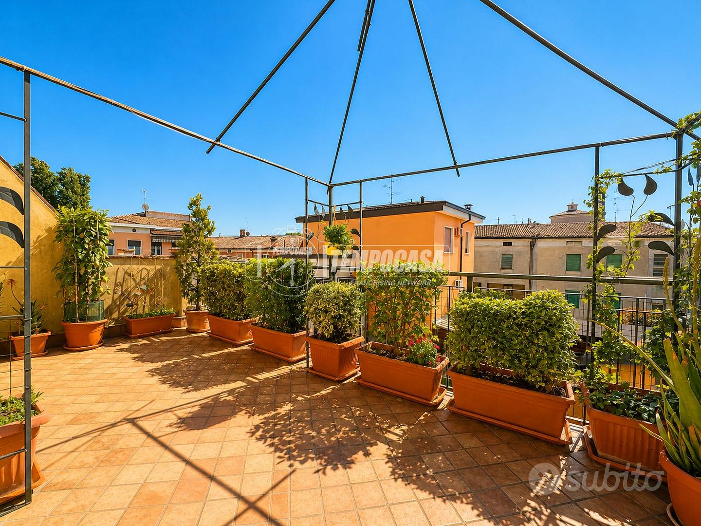 Terracielo con 2 unità, terrazzi e corte: ideale p