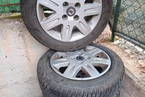 Set di 4 gomme 165 65 14 con cerchi in lega