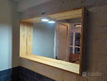 Specchiera IKEA in legno con illuminazione LED