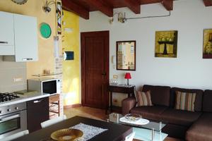 Bilocale per soli trasfertisti