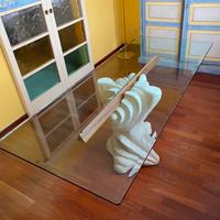 Tavolo in cristallo con base in marmo