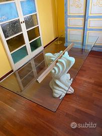 Tavolo in cristallo con base in marmo