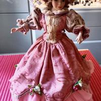 BAMBOLA IN PORCELLANA CON PIEDISTALLO