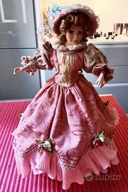 BAMBOLA IN PORCELLANA CON PIEDISTALLO