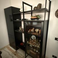 Mobile con vetrinette e ripiani, laccato nero