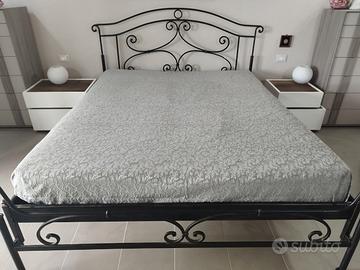 Letto in ferro battuto e doghe