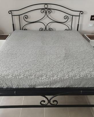 Letto in ferro battuto e doghe