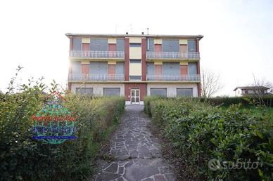 Palazzo / Stabile di 400 m² con più di 5 locali a 
