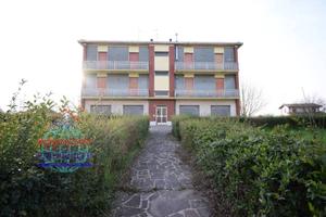 Palazzo / Stabile di 400 m² con più di 5 locali a 