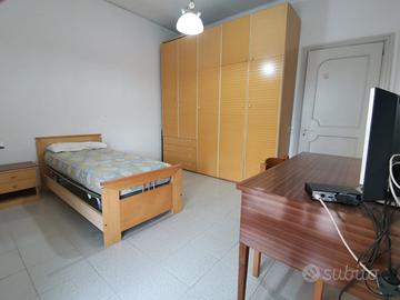 Camera singola a solo studentessa universitaria