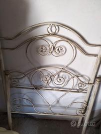 letto in ferro battuto chiaro45€