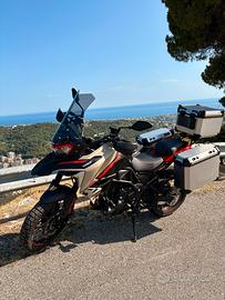 Benelli Trk 702 X con tris di valigie