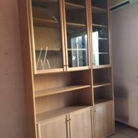 Elegante Credenza con Libreria in Legno Chiaro