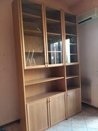 Elegante Credenza con Libreria in Legno Chiaro