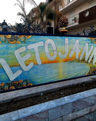 Letojanni centro, direttamente sul mare.