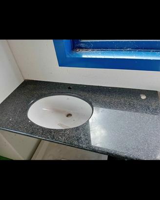 Top Bagno in Granito Nero con Lavello Sottopiano